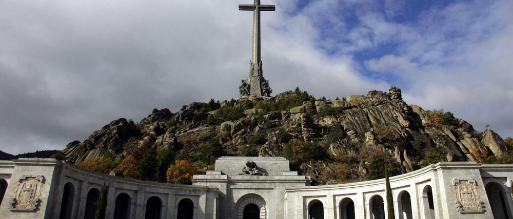 Heldenplatz. Das pompöse Grabmal von General Franco in San Lorenzo de El Escorial, nördlich von Madrid.