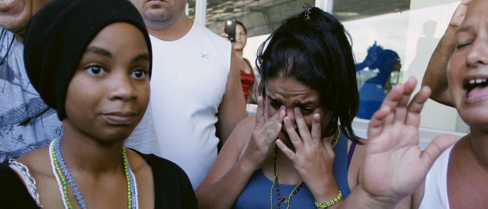 Kubanische Migrantinnen an der Grenze zwischen Costa Rica und Nicaragua reagieren auf Erzählungen anderer Migranten über ihr Abenteuert, in die USA zu kommen.