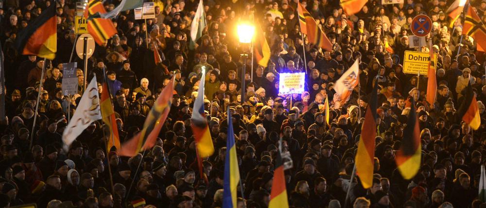 Teilnehmer haben sich am 23.11.2015 auf dem Theaterplatz in Dresden (Sachsen) während einer Kundgebung des Bündnisses Pegida (Patriotische Europäer gegen die Islamisierung des Abendlandes) versammelt.