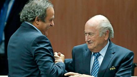 Schluss mit lustig! Platini (li.) und Ballter.