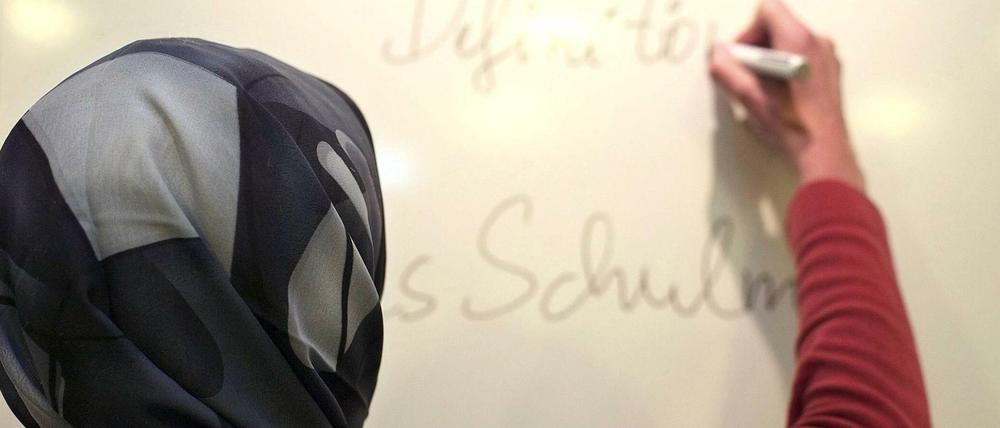 Unterricht mit Kopftuch - in Berlin nicht erlaubt. Nun klagt eine Lehrerin.