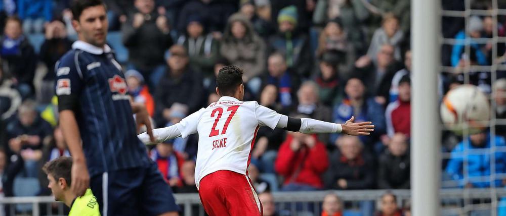 Passt. Davie Selke erzielt den Treffer zum 0:1 für Leipzig und dreht jubelnd ab.