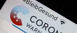 Die Corona-Warn-App mit der Seite zur Risiko-Ermittlung ist im Display eines Smartphone zu sehen