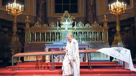 Barfüßiger Büßer. Der Schauspieler und Regisseur Ben Becker, 50, als Judas im Berliner Dom. 