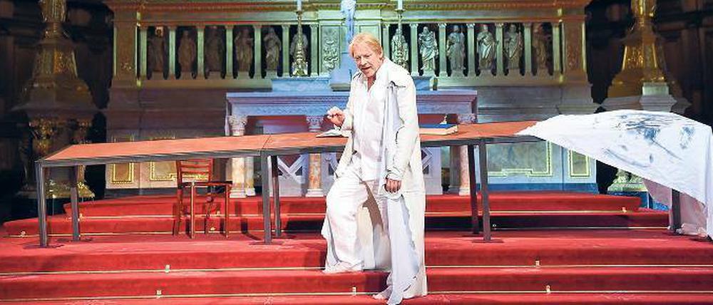 Barfüßiger Büßer. Der Schauspieler und Regisseur Ben Becker, 50, als Judas im Berliner Dom.