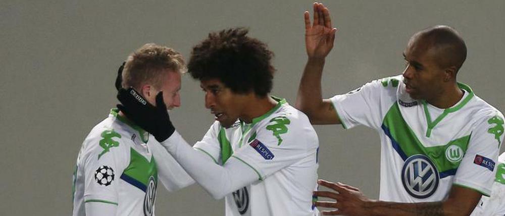 Da kann man sich schon mal feiern lassen. André Schürrle (l.) ist der Matchwinner für Wolfsburg in Moskau.
