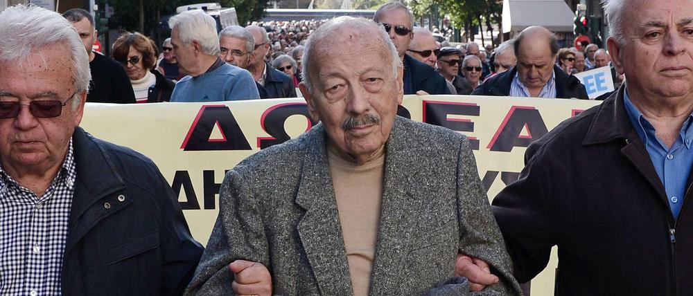 Griechische Pensionäre protestierten am Donnerstag in Athen gegen die Kürzung der Renten. 