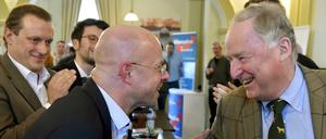Der Parteivorsitzende Alexander Gauland (r) gratuliert auf dem Landesparteitag der Brandenburger AfD seinem neugewählten Stellvertreter Andreas Kalbitz, Steffen Königer (l) bleibt nur der Applaus. 