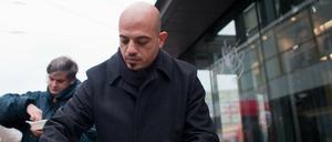 Der aus Damaskus stammende Syrer Alex Assali gibt auf dem Alexanderplatz in Berlin Kartoffeleintopf an bedürftige Menschen aus.