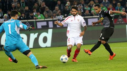 Raffael schiebt zum 3:0 ein. Bei Gladbach lief gegen Sevilla fast alles.