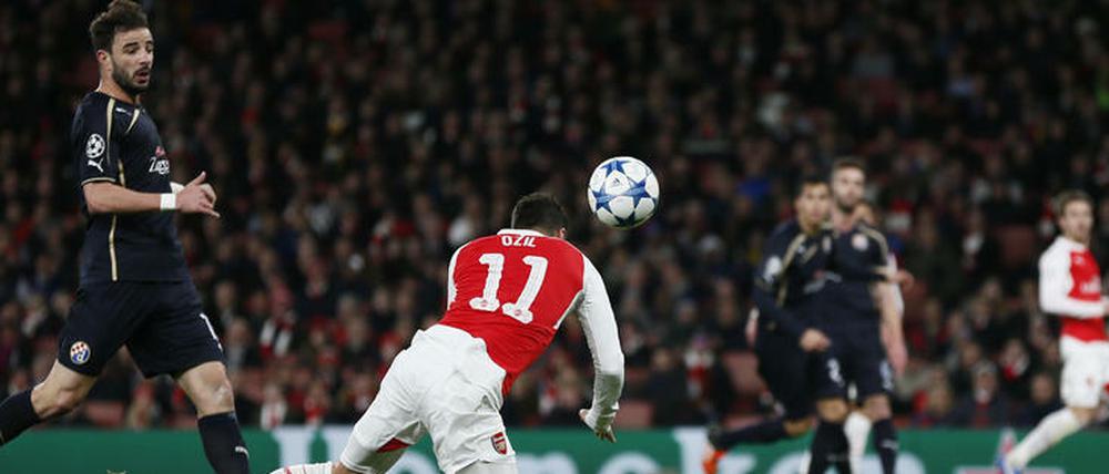 Mesut Özil erzielt per Kopf das 1:0 für Arsenal gegen Zagreb.