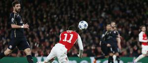 Mesut Özil erzielt per Kopf das 1:0 für Arsenal gegen Zagreb.