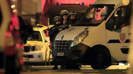 Polizisten haben sich in Roubaix verschanzt.