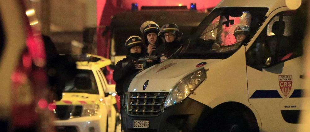 Polizisten haben sich in Roubaix verschanzt.