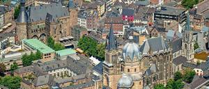 Stadt Karls des Großen. Der Herrscher machte Aachen zum Mittelpunkt des fränkischen Reiches und regte den Bau des Doms, heute Unesco-Weltkulturerbe, an. 