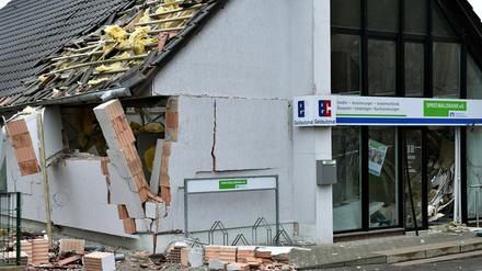 Das zerstörte Bankgebäude in Groß-Leuthen (Dahme-Spreewald/Brandenburg). Mehrere Täter haben in der Nacht die Bank gesprengt. Dabei wurde der Eingangsbereich des Instituts in dem zur Gemeinde Märkische Heide gehörenden Dorf stark zerstört. Das Dach wurde angehoben, eine Wand fiel zusammen. Menschen wurden nicht verletzt. 