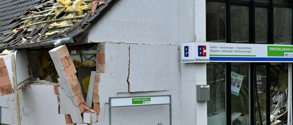 Das zerstörte Bankgebäude in Groß-Leuthen (Dahme-Spreewald/Brandenburg). Mehrere Täter haben in der Nacht die Bank gesprengt. Dabei wurde der Eingangsbereich des Instituts in dem zur Gemeinde Märkische Heide gehörenden Dorf stark zerstört. Das Dach wurde angehoben, eine Wand fiel zusammen. Menschen wurden nicht verletzt. 