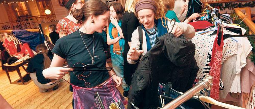 Gut und günstig, aber nicht unbedingt ökologisch wertvoll ist das Prinzip des Teilens, das durch diverse Internetplattformen in Schwung gekommen ist. Es geht auch hier nicht zuletzt um Geld. Foto: Keith Morris/Alamy