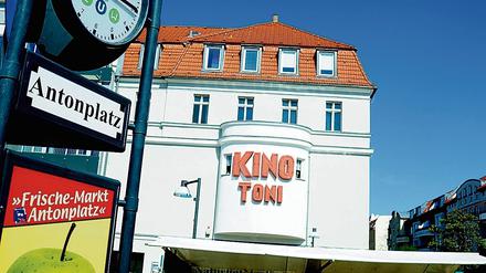Antonplatz in Berlin Weißensee, im Hintergrund das Kino Toni.