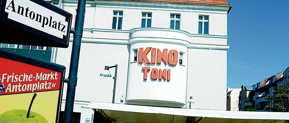 Antonplatz in Berlin Weißensee, im Hintergrund das Kino Toni.