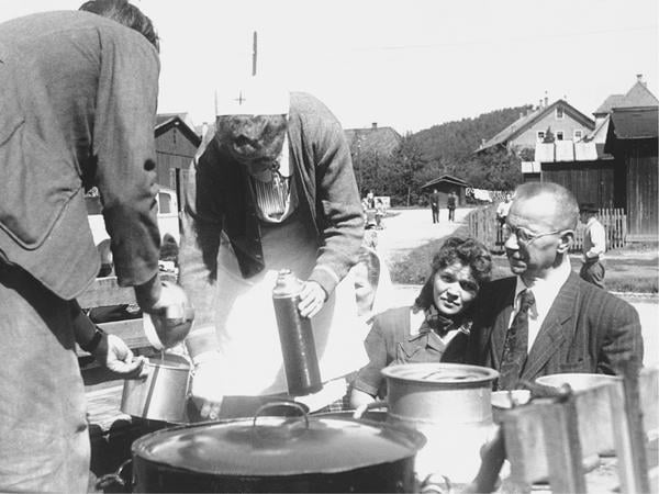 Verpflegung im Flüchtlinge. Das Bild stammt aus dem Buch „Das Grenzdurchgangslager Furth im Wald 1946-57“, das bei Druck und Verlag Ernst Vögel erschienen ist.