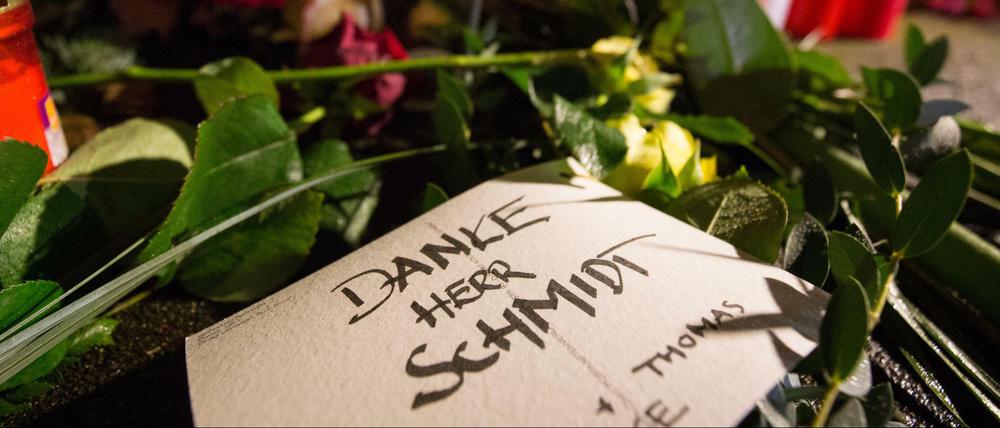 Eine Karte mit der Aufschrift "Danke Herr Schmidt" liegt in Hamburg zwischen Blumen und Kerzen vor dem Haus des früheren Bundeskanzlers Helmut Schmidt. 