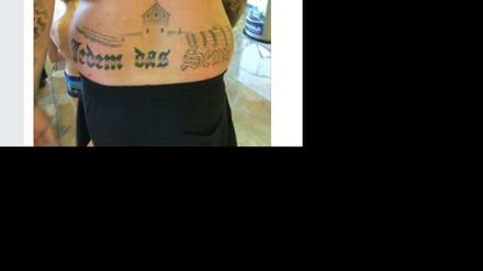 Brauner Speck - dieses Tattoo ist ein Fall für die Staatsanwaltschaft.