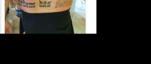 Brauner Speck - dieses Tattoo ist ein Fall für die Staatsanwaltschaft.