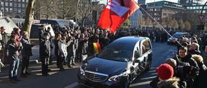 Der Bestattungswagen mit dem Sarg von Helmut Schmidt bei der Fahrt durch die Hamburger Innenstadt.