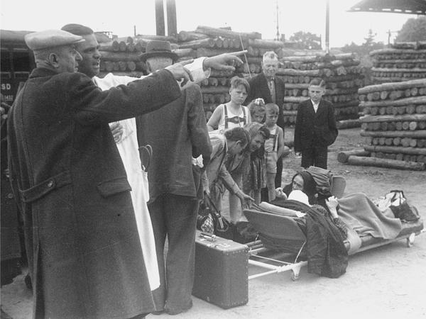 Flüchtlinge im Jahr 1946. Das Bild stammt aus dem Buch „Das Grenzdurchgangslager Furth im Wald 1946-57“, das bei Druck und Verlag Ernst Vögel erschienen ist.