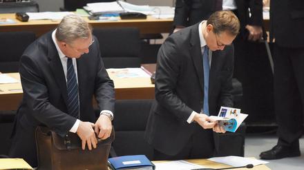 Berlins Regierender Bürgermeister Michael Müller (rechts, SPD) und Innensenator Frank Henkel (CDU).