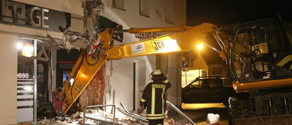 Ein Bagger steht am frühen Sonntagmorgen in der Geraer Bank e.G. in Münchenbernsdorf (Thüringen) in einem Mehrfamilienhaus. Unbekannte entwendeten die Baumaschine von einem Firmengelände und fuhren damit in die Bankfiliale.