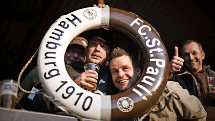 Na denn Prost! Anhänger des FC St. Pauli.