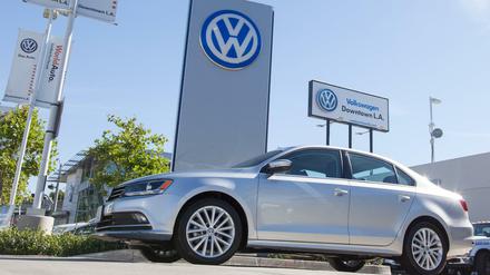 Unter der Sonne Kaliforniens glänzt das VW-Logo derzeit nicht sehr überzeugend.