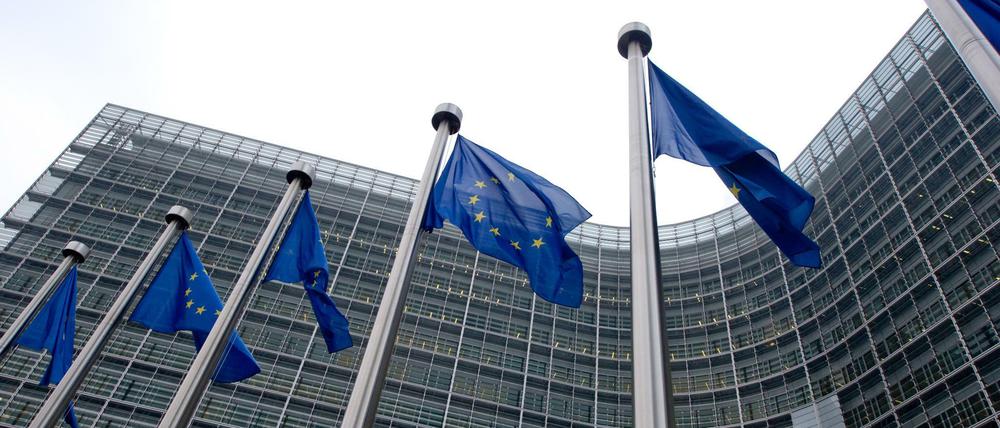 Europafahnen wehen vor dem Gebäude der Europäischen Kommission in Brüssel.