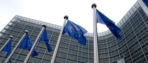 Europafahnen wehen vor dem Gebäude der Europäischen Kommission in Brüssel.