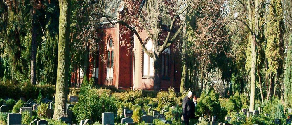 Berliner Totenstadt. Der Evangelische Auferstehungs-Friedhof in der Indira-Gandhi-Straße.