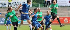 Hoch hinaus will Hertha 03 Zehlendorf (blau). Im Spitzenspiel am Freitag gegen den Tabellenführer aus Fürstenwalde will die "kleine" Hertha zeigen, dass sie zu Recht oben steht.