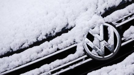 Ein eingeschneiter Volkswagen (VW) Tiguan.