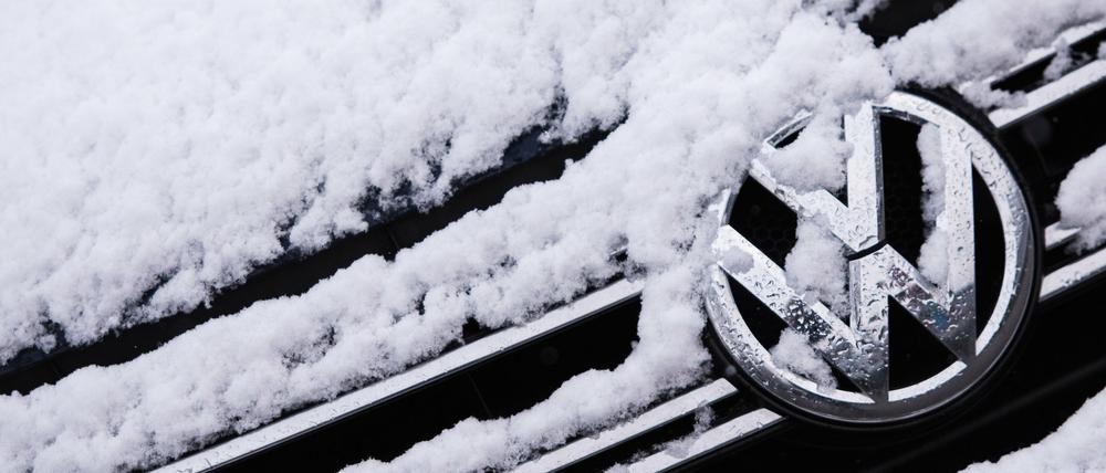 Ein eingeschneiter Volkswagen (VW) Tiguan.