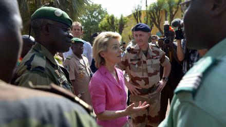 Bundesverteidigungsministerin Ursula von der Leyen (CDU) spricht am 06.02.2014 mit Soldaten im Trainingscamp in Koulikoro in Mali, links neben ihr steht der Schulkommandeur Oberst Nouhum Traore. Die deutsche Politikerin besucht während ihrer Reise Bundeswehrsoldaten im Senegal und Mali. 