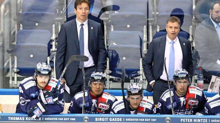 Lange Gesichter. Die Eisbären um Trainer Uwe Krupp (links hinten) und Co-Trainer Mark Mahon (rechts) beim Spiel gegen die Freezers.