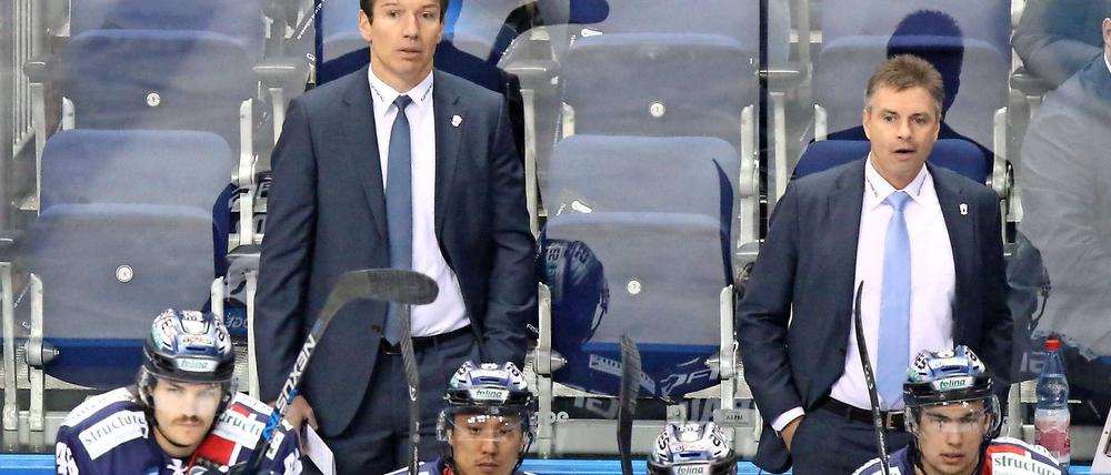 Lange Gesichter. Die Eisbären um Trainer Uwe Krupp (links hinten) und Co-Trainer Mark Mahon (rechts) beim Spiel gegen die Freezers.