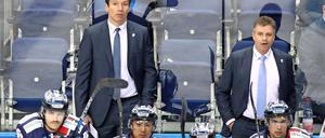 Lange Gesichter. Die Eisbären um Trainer Uwe Krupp (links hinten) und Co-Trainer Mark Mahon (rechts) beim Spiel gegen die Freezers.