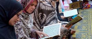 Pakistanische Frauen rezitieren den Koran für die Opfer eines Erdbebens im Oktober 2015.
