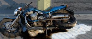Ein Motorrad liegt nach einem Unfall auf dem Fußweg in Berlin. Die Zahl der tödlichen Unfälle ist in Berlin in diesem Jahr bisher vergleichsweise gering. Foto: Foto: Soeren Stache/dpa