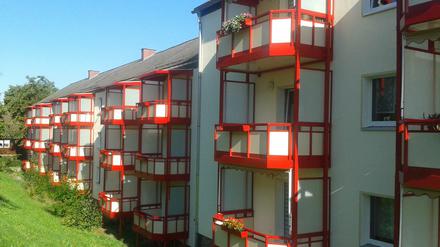 Der Wohnkomplex in der Rathausstraße in Bad Schlema, Sachsen, wurde im September mit 24 Balkonen ausgestattet. 