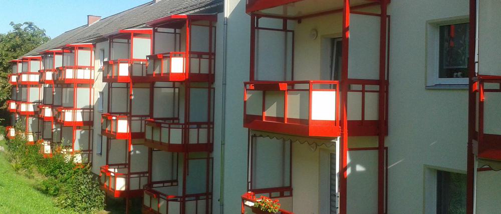 Der Wohnkomplex in der Rathausstraße in Bad Schlema, Sachsen, wurde im September mit 24 Balkonen ausgestattet.