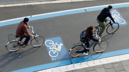Schnellweg für Radler. Besondere Streifen ermöglichen rasantes Fortkommen. In Berlin gibt es Pläne dafür auf der Trasse der Stammbahn. Verwirklicht wurden sie schon wie auf dem Foto in Göttinge.