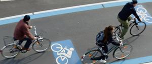 Schnellweg für Radler. Besondere Streifen ermöglichen rasantes Fortkommen. In Berlin gibt es Pläne dafür auf der Trasse der Stammbahn. Verwirklicht wurden sie schon wie auf dem Foto in Göttinge.